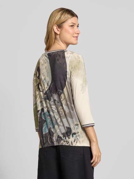 Frauenmodel trägt 3/4-Shirt mit elastischem Saumabschluss von BETTY BARCLAY, mehrfarbiges abstraktes florales Aquarellmuster, Ganzkörperansicht Rückansicht.