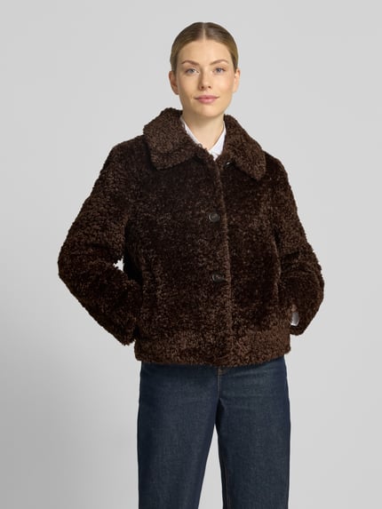 Modelka nosi Regular Fit Jacke mit Umlegekragen von FUCHS SCHMITT, Futerko, brąz, krój regular fit, wykładany kołnierz, listwa guzikowa, Długość tyłu w rozmiarze 36: 52 cm, Szerokość ramion w rozmiarze 36: 46 cm, Szerokość klatki piersiowej w rozmiarze 36: 53 cm, Długość rękawów w rozmiarze 36: 62 cm, widok całej sylwetki z przodu
