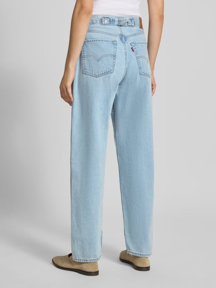 Frauenmodel trägt hellblaue Loose Fit Jeans aus reiner Baumwolle Modell 'LOOSE TAPER H2 26'' von Levi's® 300, Ganzkörperansicht Rückansicht.