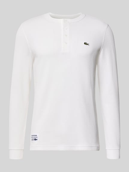 Produktfoto, weißes Regular Fit Langarmshirt aus reiner Baumwolle von Lacoste mit gerippter Textur und Knopfleiste, Herren Langarmshirt von Lacoste