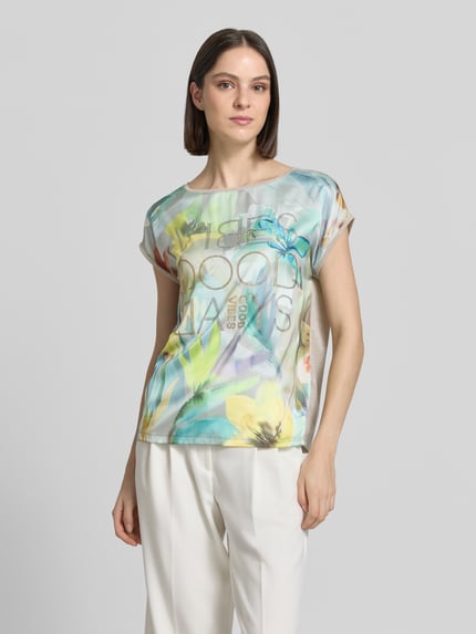 Frauenmodel trägt T-Shirt aus Viskose-Mix mit Strasssteinbesatz von Betty Barclay, mehrfarbig, Straight Fit, Rundhalsausschnitt, Nahaufnahme Oberkörper