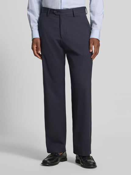 Männermodel trägt dunkelblaue Loose Fit Anzughose mit Gürtelschlaufen Modell 'LOOSE-LIAM' von Selected, glatte Struktur, Ganzkörperansicht von vorne. Herren Anzughose von Selected.