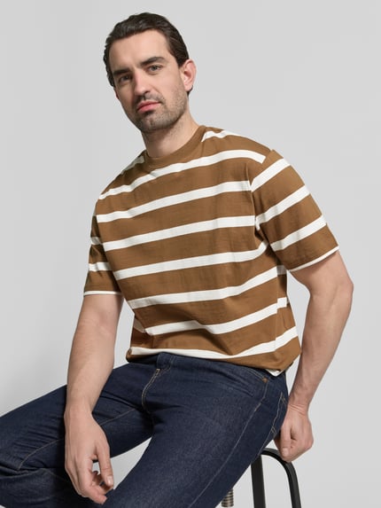 Mannelijk model draagt T-Shirt met geribde ronde hals van MCNEAL, regular fit, bruin met witte strepen, ruglengte bij maat L 74 cm, halfbody van voren