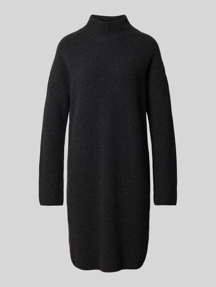 Produktfoto, dunkelgraues Loose Fit Strickkleid aus Woll-Mix von Marc O'Polo, strukturierte Oberfläche vor grauem Hintergrund, Damen Strickkleid