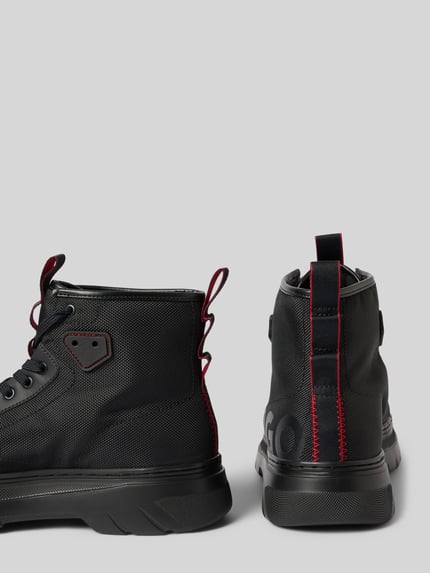 Produktfoto, High Top Sneaker im Wanderschuh-Stil Modell 'URIAN' von HUGO in Schwarz mit Ziernähten, strukturiertem Material und Label Print