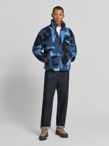 Männermodel trägt Fleecejacke im Allover-Look mit Stehkragen von Napapijri, Teddyfell, Regular Fit, Ganzkörperansicht von vorne.