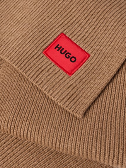 Produktfoto, Schal mit Woll-Kaschmir-Anteil Modell 'Saffa' von HUGO in unifarbener Strickoptik mit Logo-Patch und Rippstrick-Struktur.