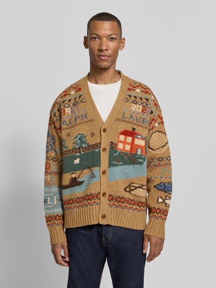 Männermodel trägt Relaxed Fit Strickjacke aus reiner Wolle von Polo Ralph Lauren, bunt gemustert, Nahaufnahme Oberkörper. Herren Strickjacke von Polo Ralph Lauren