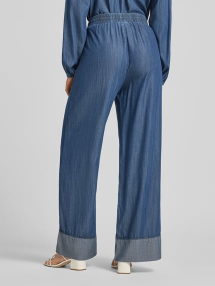 Frauenmodel trägt Loose Fit Jeans mit Viskose-Anteil Modell 'Wilke' von FREE/QUENT in Blau, elastischer Bund, fixierte Beinabschlüsse, Ganzkörperansicht Rückansicht.