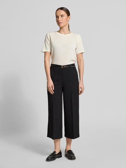 Frauenmodel trägt Regular Fit Culotte mit Viskose-Anteil Modell 'ELMA' von Vero Moda in Optik: Unifarben, Materialverarbeitung: Twill, Ganzkörperansicht von vorne