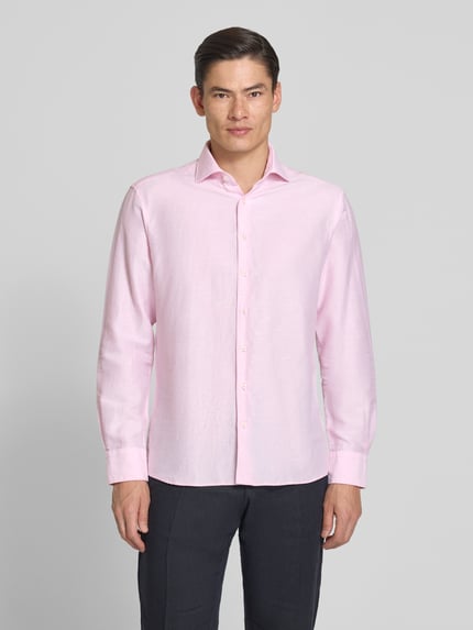 Männermodel trägt Regular Fit Business-Hemd mit Kentkragen von ETERNA in Rosa, Leinen-Baumwoll-Mix, Knopfleiste, Sportmanschetten, Ganzkörperansicht von vorne.