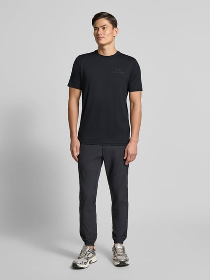 Männermodel trägt Herren T-Shirt mit Logo Modell 'Vanish Energy' von Under Armour, dunkler Material-Mix mit Stretch-Anteil, Regular-Fit, Rundhalsausschnitt, Rückenlänge 75 cm, Ganzkörperansicht von vorne.