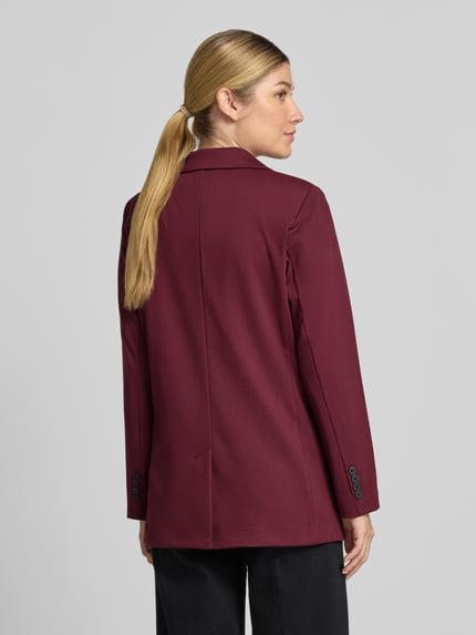 Frauenmodel trägt Regular Fit Blazer mit Viskose-Anteil Modell 'Nanni' von FREE/QUENT in Dunkelrot, glatte Struktur, Ganzkörperansicht Rückansicht. Damen Blazer mit Klappentaschen, Reverskragen und Knopfverschluss, elastischer Material-Mix.