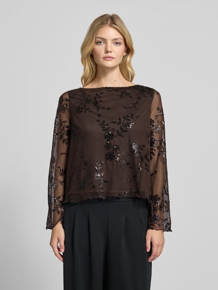 Frauenmodel trägt Kurz Langarmbluse mit Paillettenapplikation von PIECES, florales Muster, Spitzenapplikation, Chiffon, Ganzkörperansicht von vorne