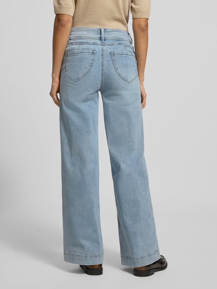 Frauenmodel trägt Jeans mit Eingrifftaschen Modell 'Lopez' von FREE/QUENT in hellem Blau, lockerer Schnitt, Baumwoll-Mix, Ganzkörperansicht Rückansicht.