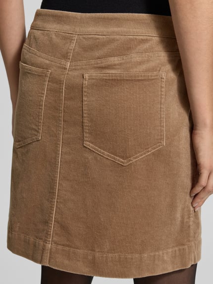Frauenmodel trägt Minirock mit Wickeloptik Modell 'D-ROCK' von OPUS, Cordmaterial in Beige, Baumwollmix, Nahaufnahme Rückansicht.