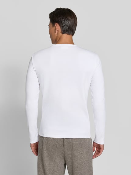Męski model nosi T-Shirt in Ripp-Optik mit Rundhalsausschnitt von Jake*s z mieszanki bawełny i elastanu, krój slim fit, efekt prążkowania, okrągły dekolt, długość tyłu w rozmiarze M: 56 cm, widok całej sylwetki z tyłu.