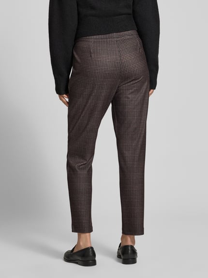 Frauenmodel trägt Hose im Allover-Look mit elastischem Bund und Tunnelzug von Christian Berg Woman, Regular Fit, kariertes Muster, Material-Mix mit Viskose-Anteil, schlichte Textur, Ganzkörperansicht Rückansicht.