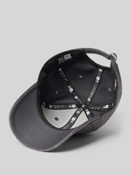 Produktfoto, Basecap mit verstärktem Schirm und Stitchings von New Era in Dunkelgrau, sichtbares Label-Detail, textiler Struktur, Größenverstellung.