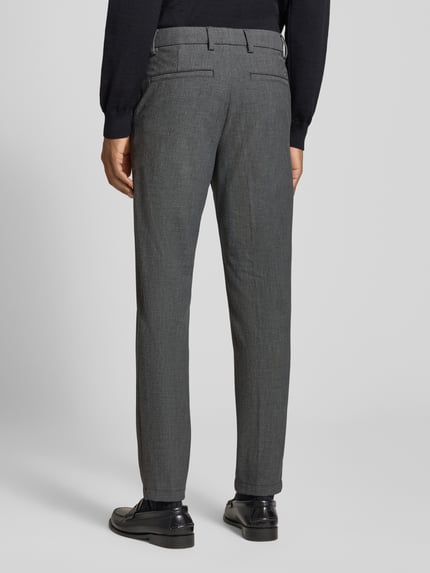 Männermodel trägt Regular Fit Schmale Hose mit Viskose-Anteil Modell 'GABARDINE' von BOSS, grauer Stoff, glatte Textur, Ganzkörperansicht Rückansicht, Herren Schmale Hose von BOSS.