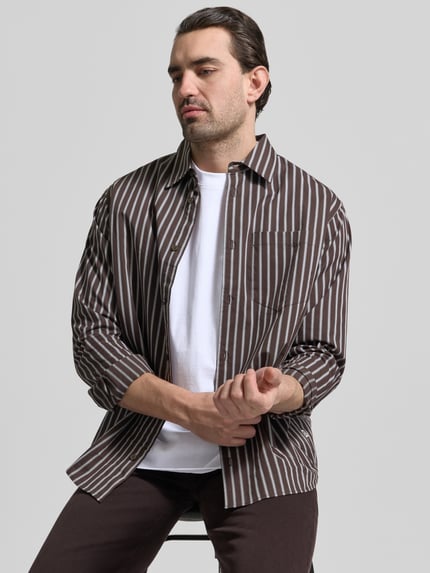 Męski model nosi Regular Fit T-Shirt aus reiner Baumwolle von MCNEAL, bawełna, krój regular fit, okrągły dekolt, krótki rękaw, długość tyłu w rozmiarze M: 66 cm, widok na górną część ciała z przodu.