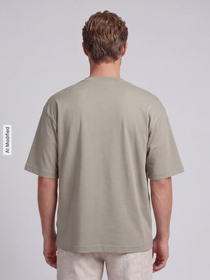 Männermodel trägt Relaxed Fit T-Shirt aus reiner Baumwolle von JAKE*S STUDIO MEN in Beige, glatte Textur, Rückenansicht, Ganzkörperansicht Rückansicht.