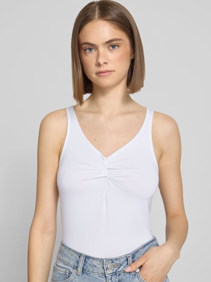 Frauenmodel trägt Slim Fit Top aus Viskose-Mix Modell 'MALIVA' von Pieces, Optik: Unifarben, Stretch, V-Ausschnitt, ohne Ärmel, Nahaufnahme Oberkörper.
