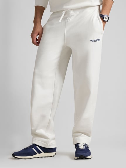 Männermodel trägt Comfort Fit Jogpants aus Baumwoll-Mix von Polo Ralph Lauren in Uniweiß mit Label Stitching, Nahaufnahme Unterkörper.