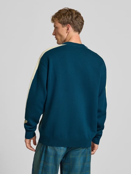 Mannelijk model draagt Relaxed Fit Pullover aus Baumwoll-Mix van PUMA voor Heren, blauw met crème, Ganzkörperansicht Rückansicht.