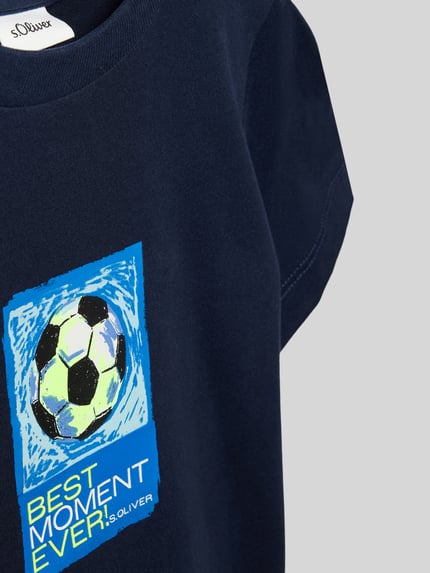 Junge trägt Regular Fit T-Shirt aus reiner Baumwolle von s.Oliver RED LABEL, Optik: Unifarben mit Motiv-Print, Nahaufnahme Oberkörper.