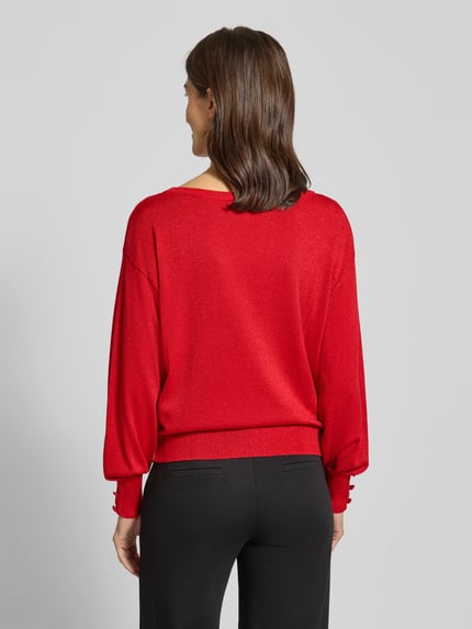 Frauenmodel trägt roten Strickpullover mit Zierknöpfen Modell 'MOBBE' von B.Young, Viskose-Mix, Regular Fit, Rückansicht Ganzkörperansicht.