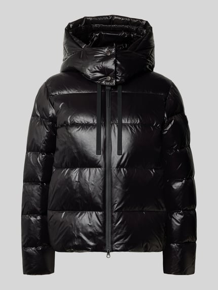 Produktfoto, glänzend schwarze Steppjacke mit Kapuze und Kordelzug, seitliche Eingrifftaschen, Modell 'KENID' von Peuterey, gerader Schnitt