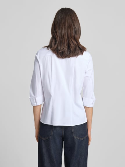 Männermodel trägt Hemdbluse mit 3/4-Arm mit Aufschlag von Marc Cain, mieszanka bawełny i wiskozy z dodatkiem streczu, prosty krój, kołnierzyk koszulowy, listwa guzikowa, długość tyłu w rozmiarze 36: 59 cm, długość rękawa w rozmiarze 36: 42 cm, kolor biały, gładka tekstura, ganzkörperansicht rückansicht.