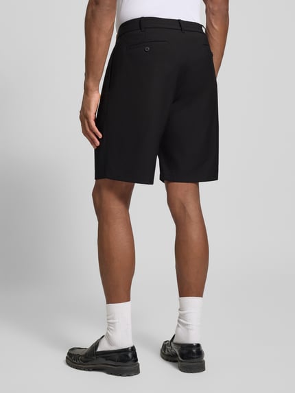 Männermodel trägt Straight Fit Shorts mit Eingrifftaschen von JAKE*S STUDIO MEN in Schwarz, Gesäßtaschen, Ganzkörperansicht Rückansicht.