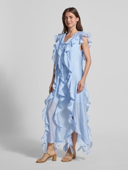 Frauenmodel trägt Midikleid aus Lyocell-Mix mit Volants Modell 'MOLLY' von Copenhagen Muse, hellblau, A-Linie, V-Ausschnitt, Ganzkörperansicht von vorne.