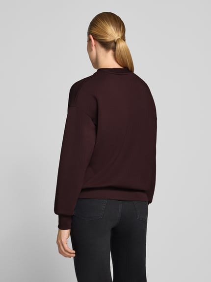 Vrouwenmodel draagt relaxed fit sweatshirt uit modalmix model 'BANU' van Soyaconcept in donkerbruin, Dames sweatshirt, volledige rugaanzicht.