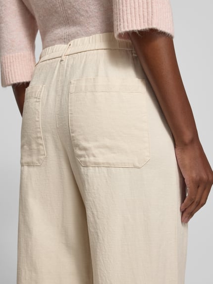 Frauenmodel trägt Culotte mit Eingrifftaschen Modell 'Meeri breath' von OPUS, Baumwoll-Mix in Beige, sichtbare Gesäßtaschen, Nahaufnahme Rückansicht.