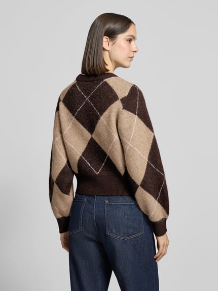 Frauenmodel trägt Pullover mit Ballonärmeln von VERO MODA im Argyle-Muster, Strick, Braun-Beige, Ganzkörperansicht Rückansicht.