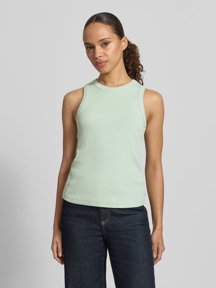 Vrouwenmodel draagt Slim Fit Top in Rippstrickoptik van Tom Tailor Denim in effen kleuren, katoenmix, riblook, mouwloos, ronde hals, ganzekörperaanzicht van voren