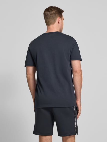 Mannenmodel draagt Regular Fit T-shirt met logo-stitching model 'Icon' van Under Armour, katoenmix, ruglengte maat M 72 cm, ganzebody van achteren.