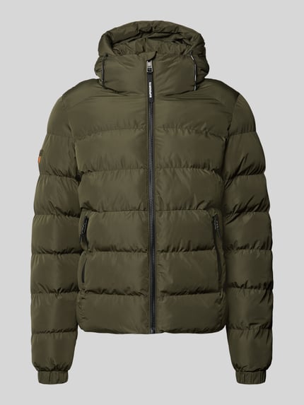 Produktfoto, Steppjacke mit Label-Stitching und Kapuze von Superdry in Olivgrün mit Reißverschluss und elastischen Ärmeln, glatte Struktur