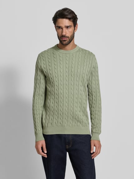 Męski model nosi Sweter z dzianiny z prążkowanymi wykończeniami od Christian Berg Men, bawełna, krój regular fit, okrągły dekolt, przód, całe ciało.