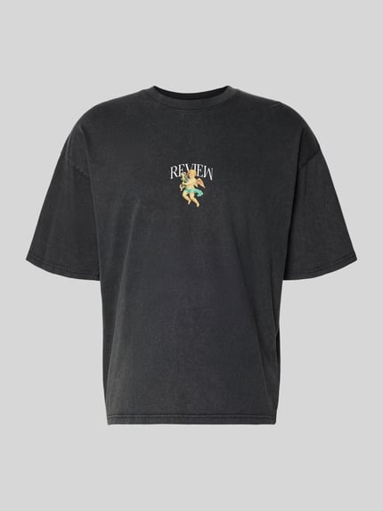 Produktfoto, schwarzes T-Shirt mit überschnittenen Schultern von REVIEW aus reiner Baumwolle, Rundhalsausschnitt, lockerer Schnitt, Label-Print auf der Vorderseite.