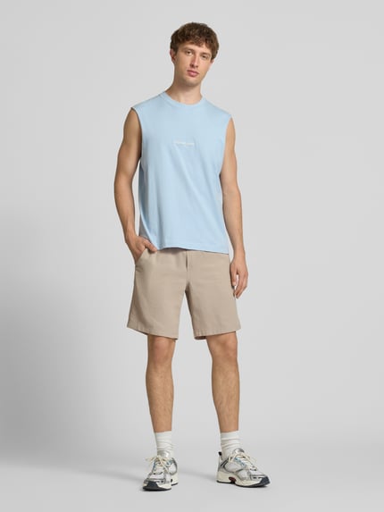 Męski model nosi Shorts mit Strukturmuster Modell 'JAIDEN' od Jack & Jones, beżowa bawełna, krój regular fit, elastyczny pas, sznurek, Szerokość w rozmiarze M: 43 cm, Długość wewnętrzna nogawki w rozmiarze M: 23 cm, widok całej sylwetki z przodu