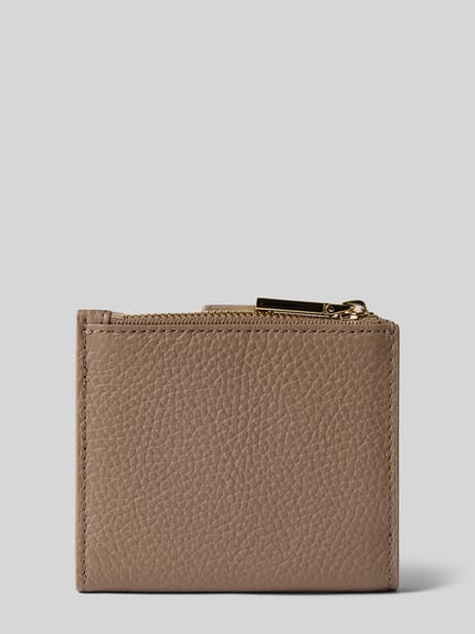 Produktfoto, Portemonnaie mit Label-Prägung von Coccinelle in Taupe mit Strukturmuster, Reißverschlussfach und Druckknopf, Damenaccessoire