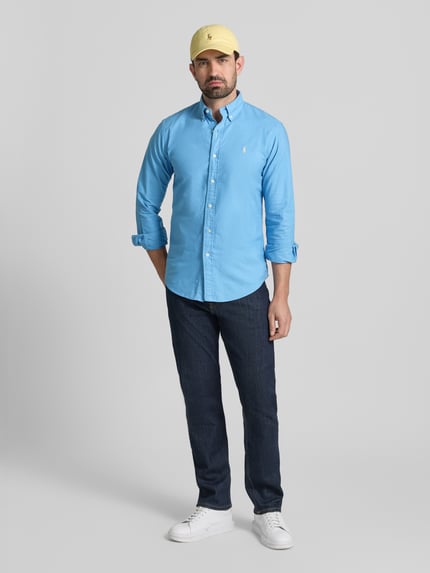 Männermodel trägt Freizeithemd mit Knopfleiste von Polo Ralph Lauren in Hellblau, Baumwolle, Regular Fit, Ganzkörperansicht von vorne.