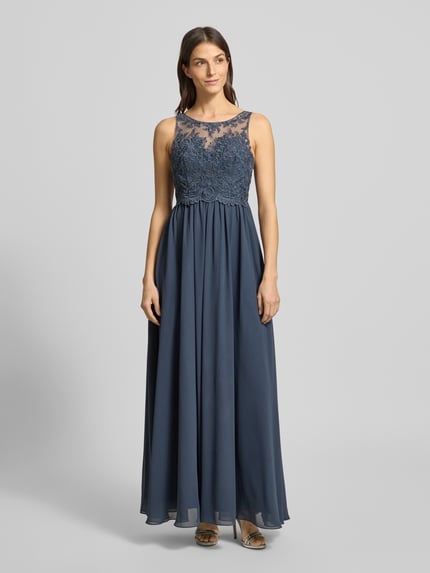 Frauenmodel trägt Regular Fit Abendkleid mit floralem Spitzenbesatz von Laona in Blau, semitransparenter Look, Ziersteinbesatz, ärmellos, mit Rundhalsausschnitt, blickdichtem Unterrock; Ganzkörperansicht von vorne.