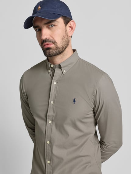 Männermodel trägt Freizeithemd mit Label-Stitching von Polo Ralph Lauren, grauer Baumwoll-Elasthan-Mix, Regular Fit, Nahaufnahme Oberkörper.