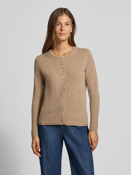 Frauenmodel trägt Cardigan aus Wolle mit Rundhalsausschnitt von Christian Berg Woman in Beige, Regular Fit, Knopfleiste, Ganzkörperansicht von vorne.