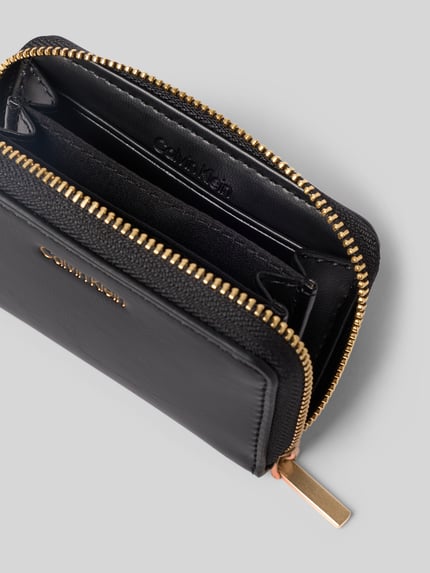 Productfoto, zwart portemonnee uit echt rundleer van CK Calvin Klein, goudkleurige ritssluiting, gladde textuur, dames portemonnee